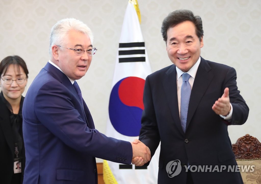 카자흐 외교 장관과 악수하는 이낙연 총리