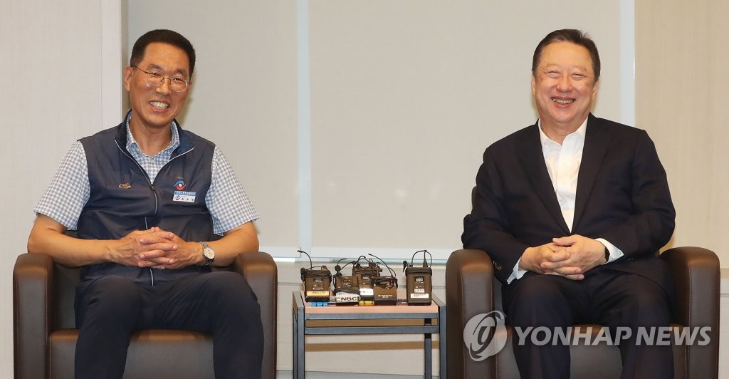 활짝 웃는 김주영-김용만