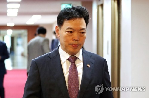 국무회의 조국 장관 대리 참석하는 법무부 차관