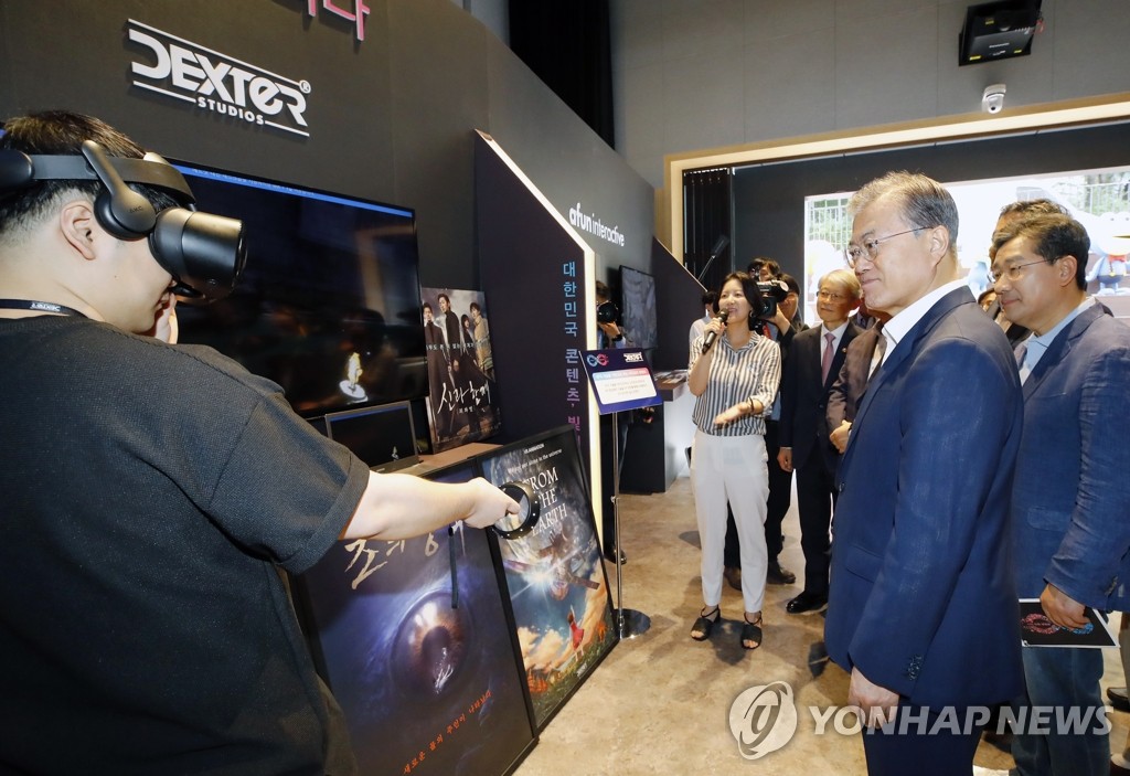 덱스터 스튜디오 전시 부스 관람하는 문 대통령