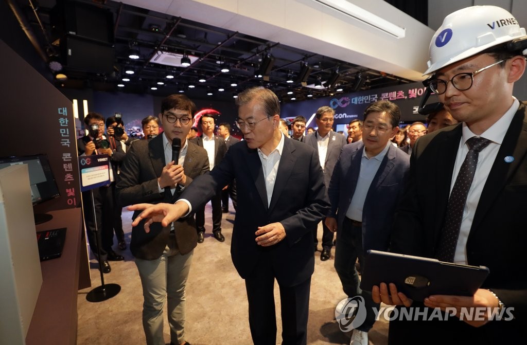증강현실(AR) 콘텐츠 설명 듣는 문 대통령