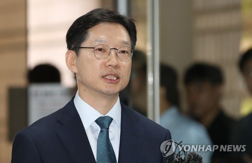 답변하는 김경수 경남지사