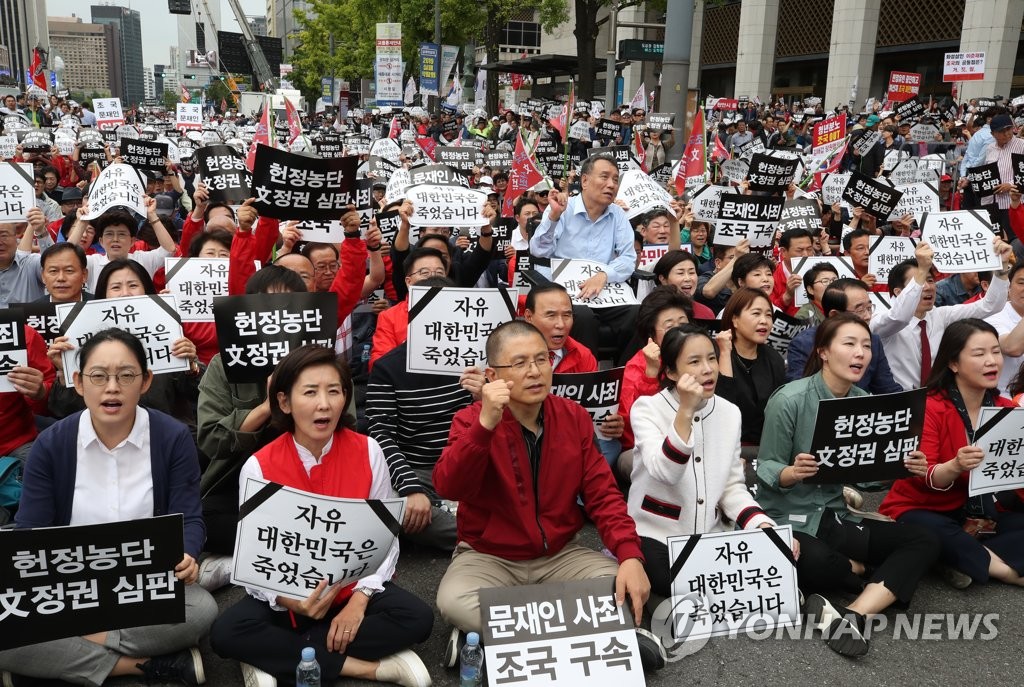 '조국 파면 촉구' 대규모 집회 참석한 황교안·나경원