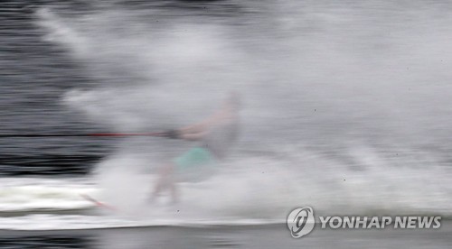 물살 가르는 수상스키