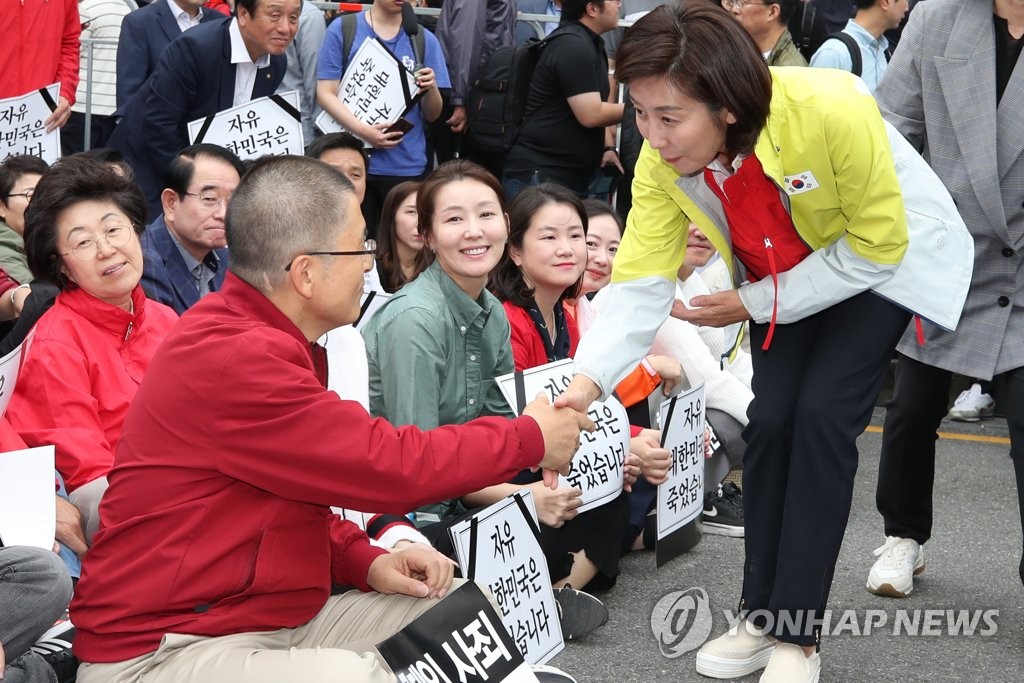 악수하는 황교안 대표와 나경원 원내대표