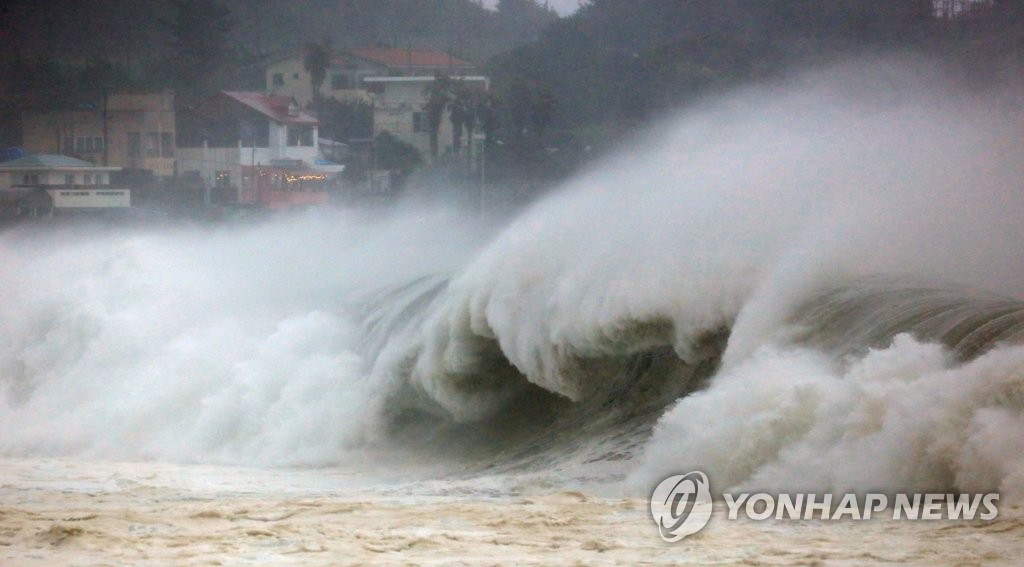태풍 '타파'가 몰고온 거대 파도