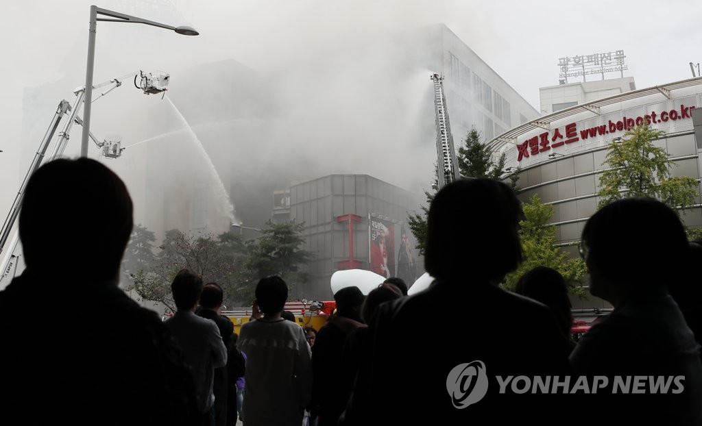 진화작업 중인 동대문 제일평화시장
