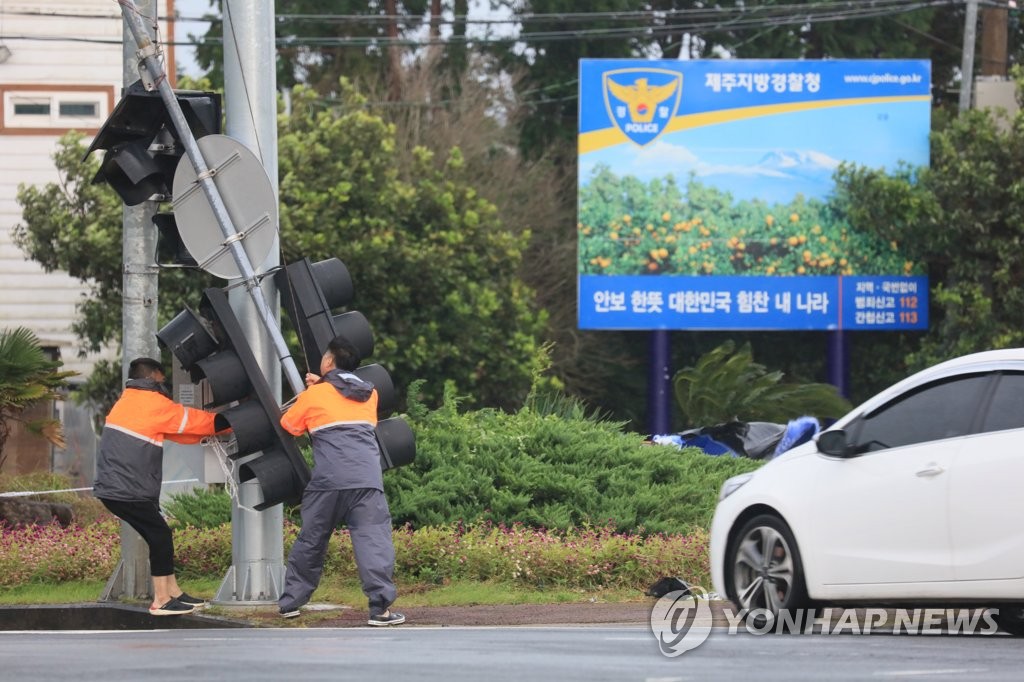 태풍 '타파'에 꺾여버린 신호등