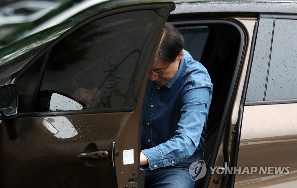 외출 후 귀가하는 조국 장관
