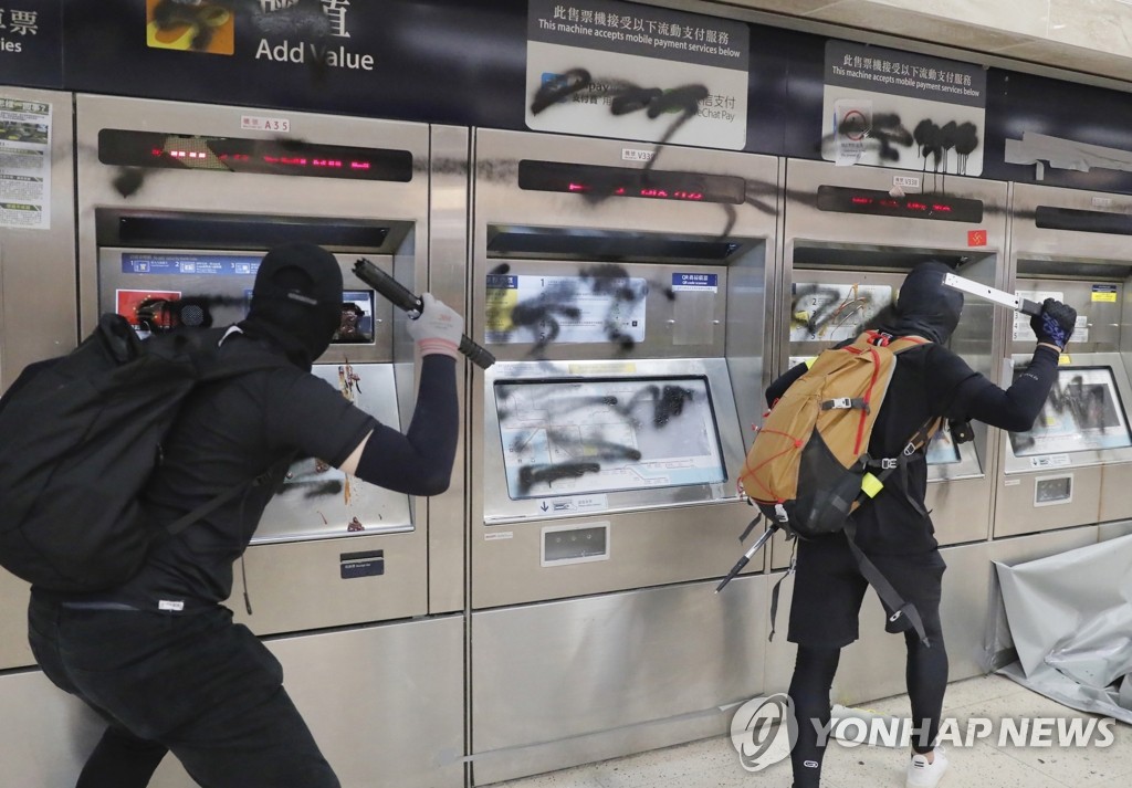 지하철역 파손하는 홍콩 시위대