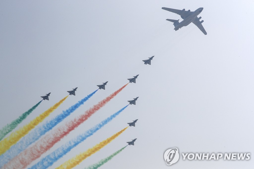 열병식 예행 연습하는 중국 군용기들