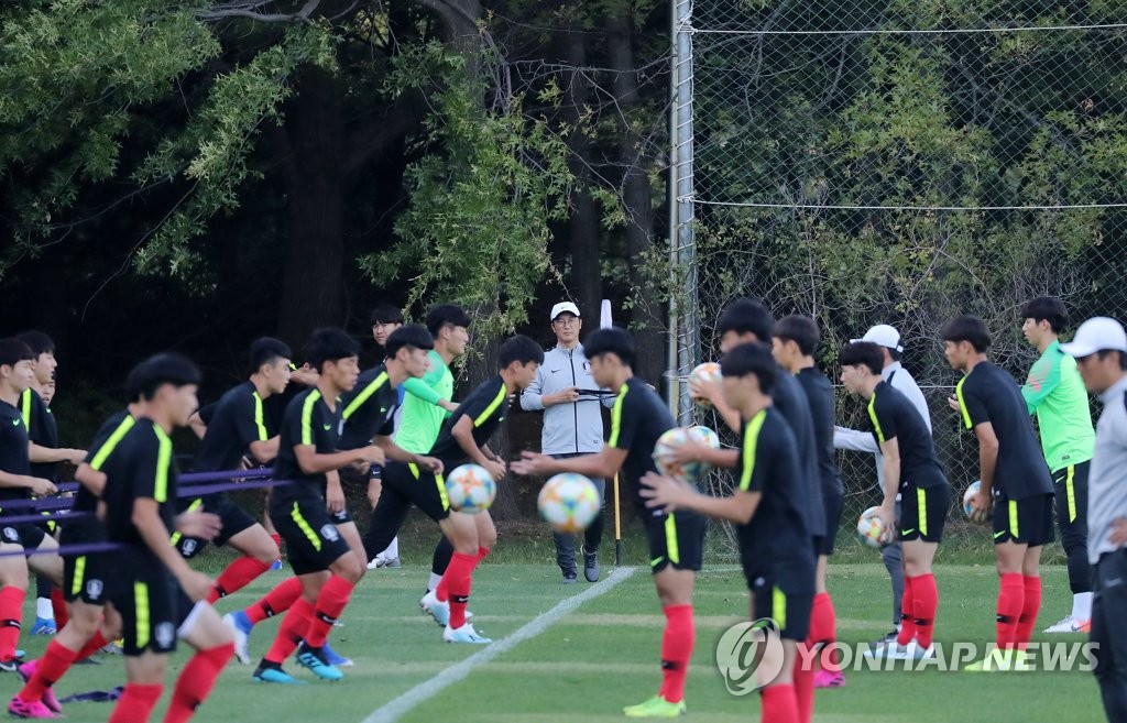 훈련 지켜보는 김정수 U-17 감독