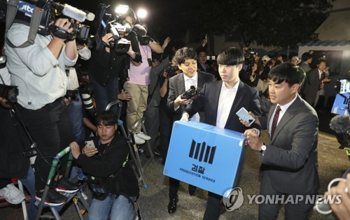 압수수색 마치고 조국 자택 나서는 검찰