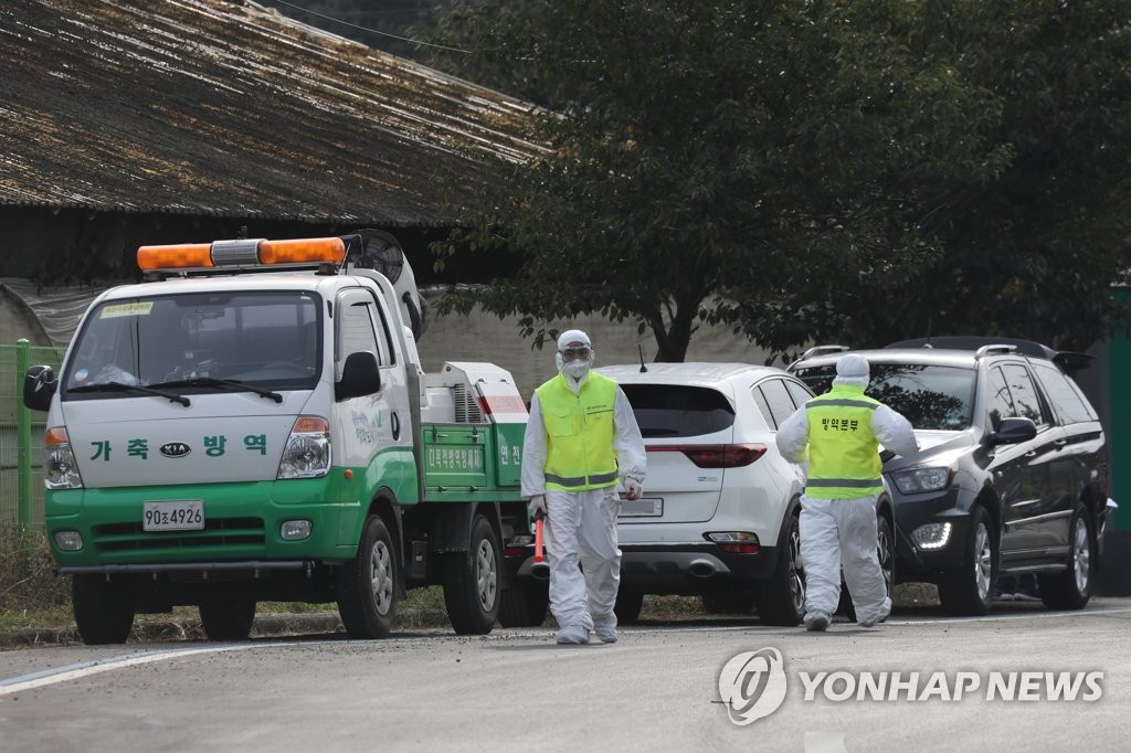 Quarantine officials control the entrance of a pig farm in Yeoncheon, around 60 kilometers north of Seoul, on Sept. 25, 2019, amid an outbreak of African swine fever in the area. (Yonhap)
