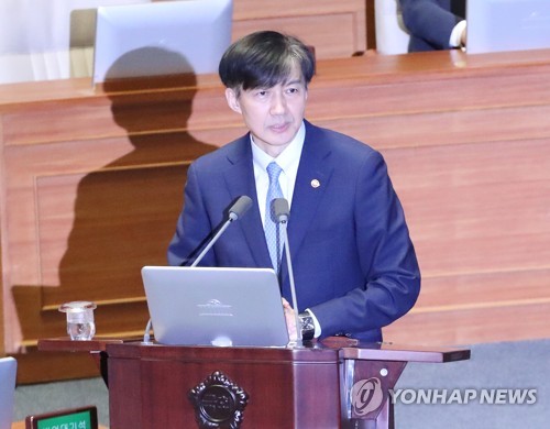 권성동 의원 질의 답하는 조국 장관