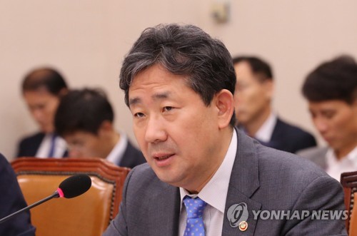 답변하는 박양우 장관