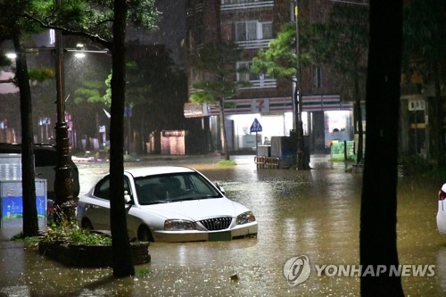 물폭탄에 침수된 삼척 시내 도로