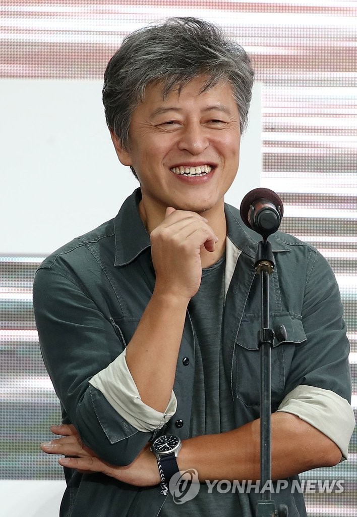 밝게 웃는 권해효