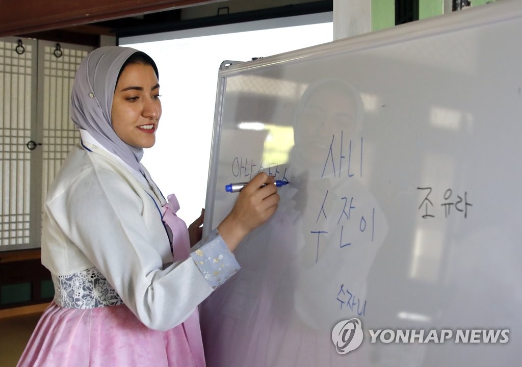 أجانب يحتفلون بيوم الهانغول أجانب يحتفلون بيوم الهانغول