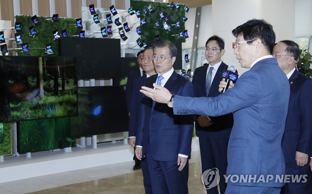 삼성 '디스플레이의 꿈' 조형물 관람하는 문 대통령