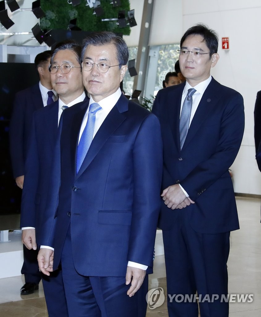 삼성 '디스플레이의 꿈' 보는 문 대통령과 이재용 부회장