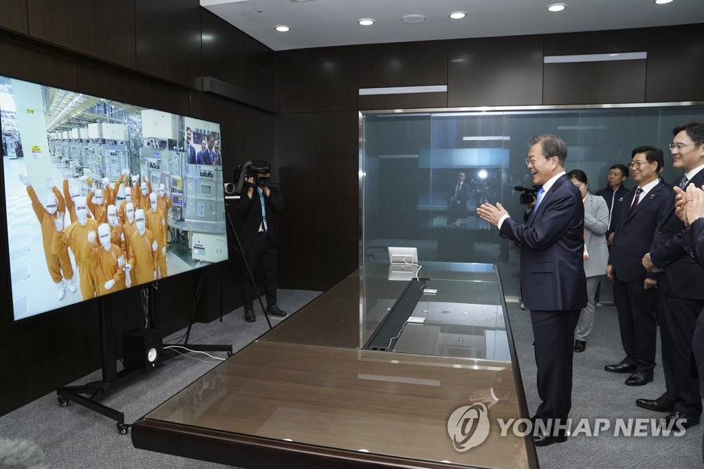 근무자들과 화상통화 하는 문 대통령