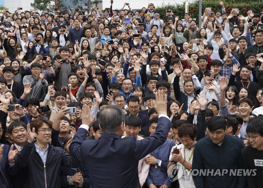 문 대통령 반기는 삼성 아산공장 직원들