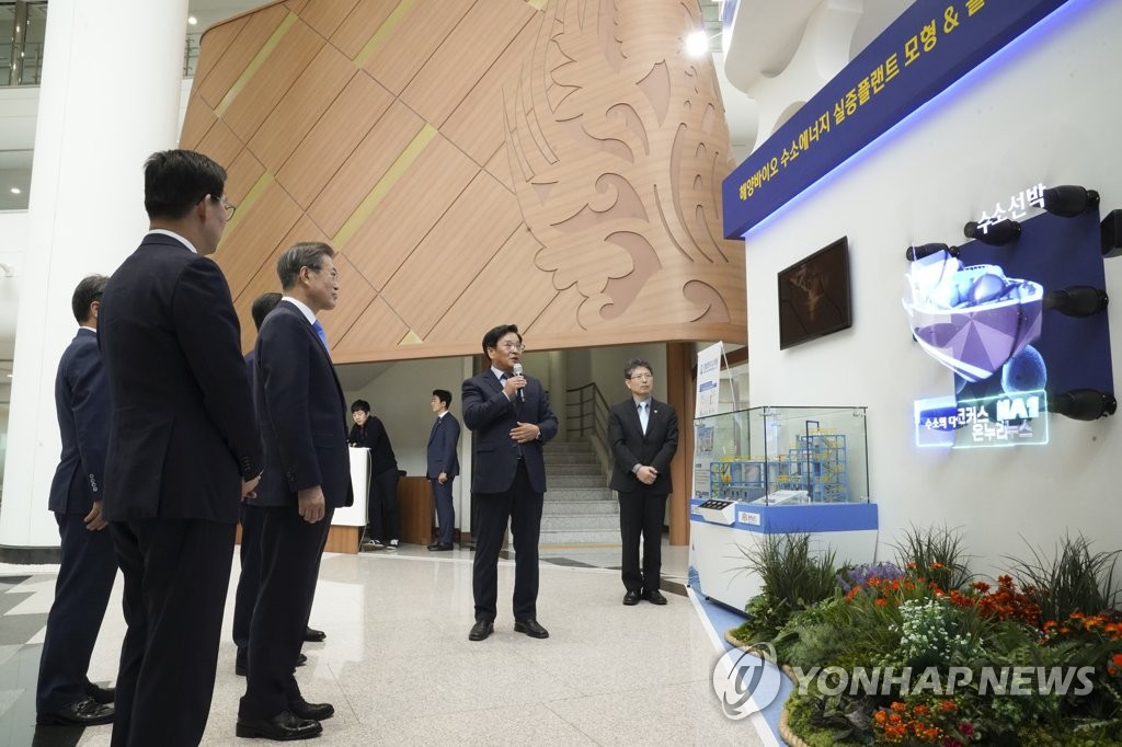 해양바이오 수소에너지 실증플랜트 설명 듣는 문 대통령