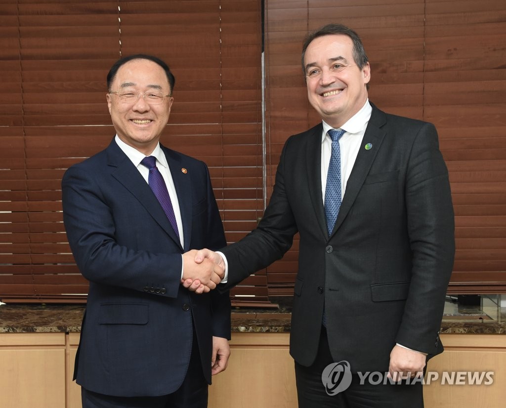 Finance minister meets climate fund chief Finance minister meets climate fund chief