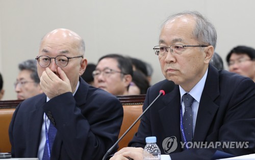 질의 듣는 원광연 이사장과 이병권 원장