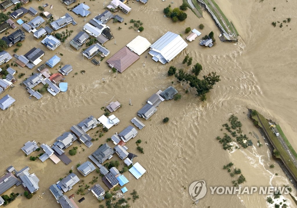태풍 하기비스 강타로 물에 잠긴 일본 마을