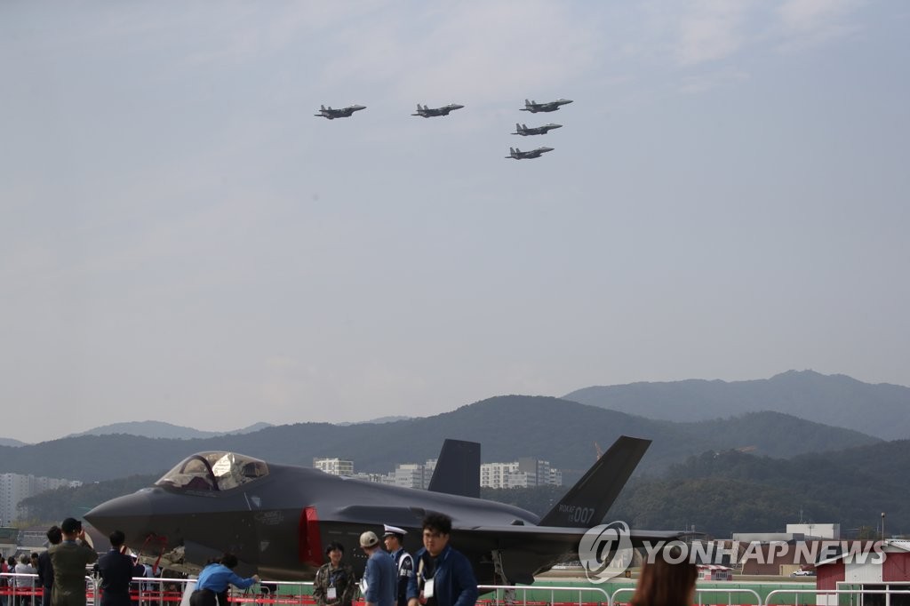 시범비행하는 F-15K