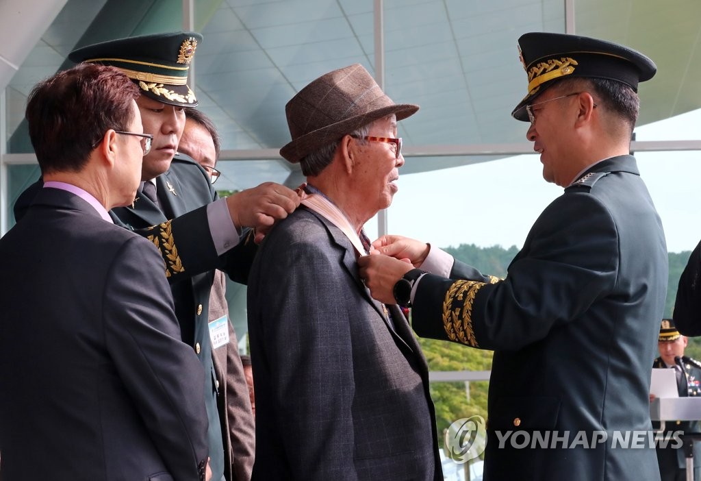 뒤늦은 '무공훈장' 수여