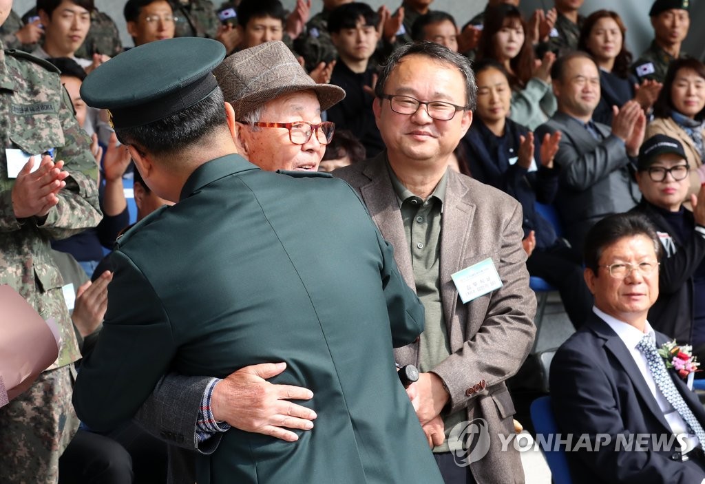 뒤늦은 '무공훈장' 수여