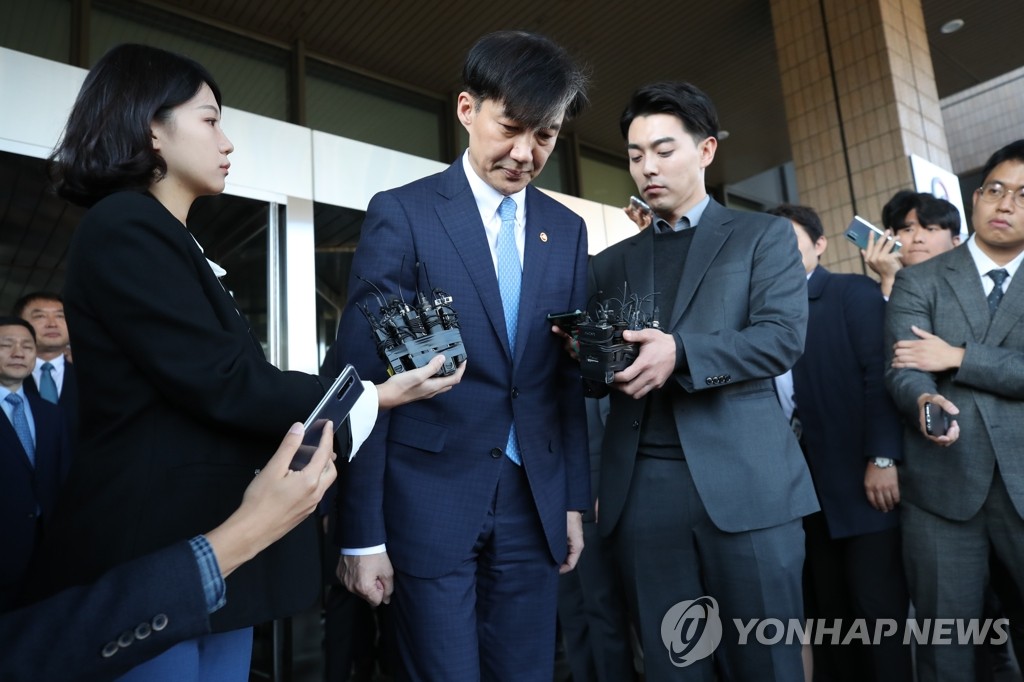 고개숙여 인사하는 조국