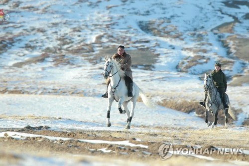 백마 타고 백두산 오른 김정은 모습