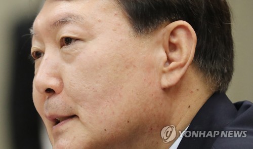 답변하는 윤석열 검찰총장