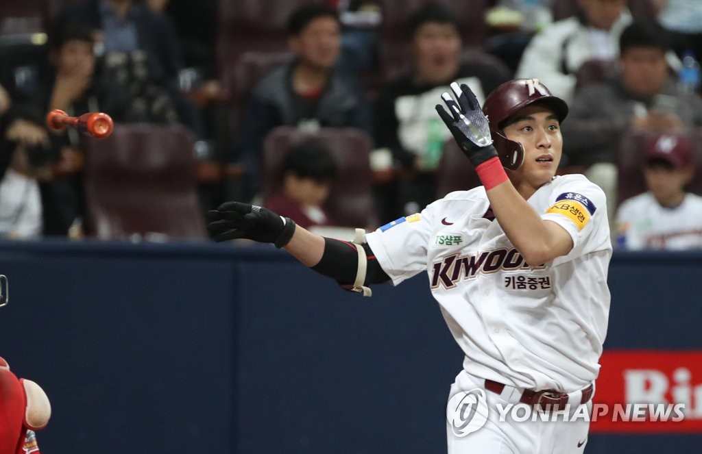 Lee Jung-hoo of the Kiwoom Heroes hits a two-run double against the SK Wyverns in the bottom of the third inning of Game 3 of the second round Korea Baseball Organization playoff series at Gocheok Sky Dome in Seoul on Oct. 17, 2019. (Yonhap)