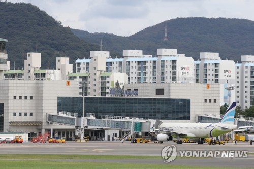 울산공항 첫 국제선 여객기 도착