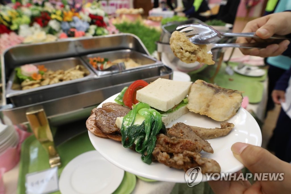 평양 양각도국제호텔에서 저녁 식사 하는 선수단