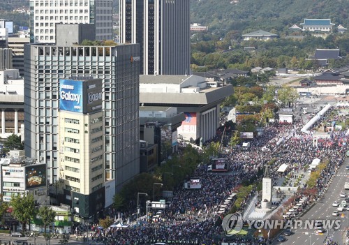 19일 오후 서울 광화문광장에서 자유한국당 '국정대전환 촉구 국민보고대회'가 열리고 있다.