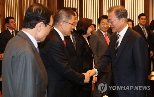 황교안 대표와 악수하는 문 대통령