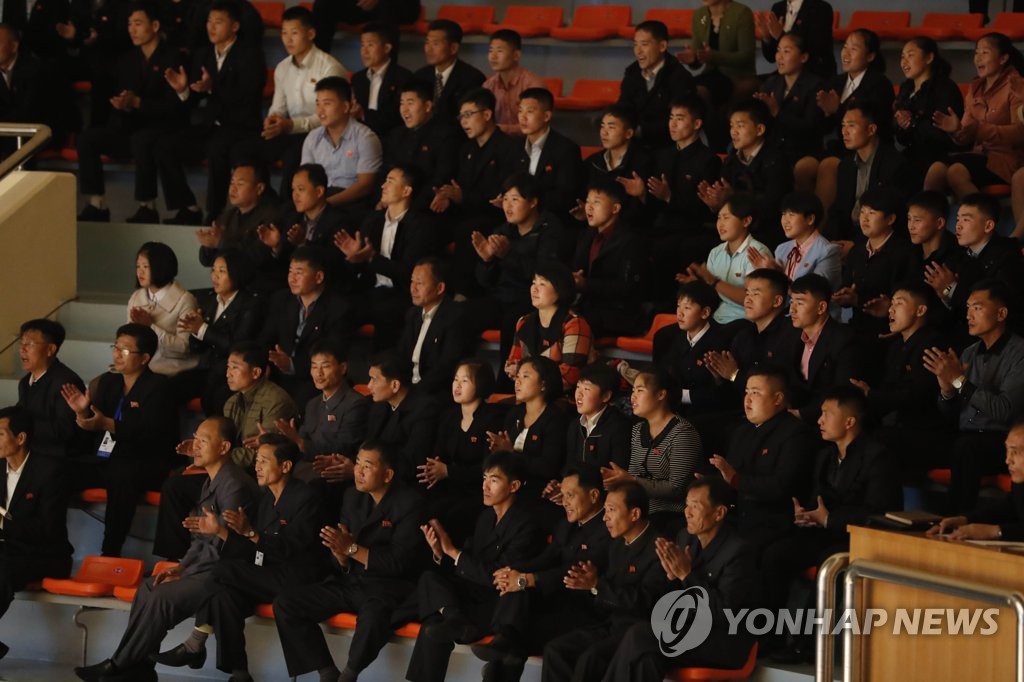 열띤 응원 펼치는 북한 시민들