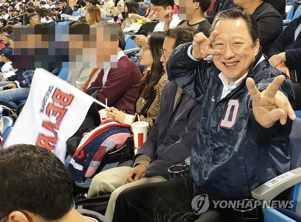 한국시리즈 관람하는 박용만 회장
