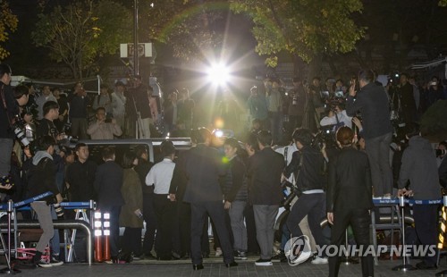 영장심사 마치고 호송차 향하는 정경심 교수