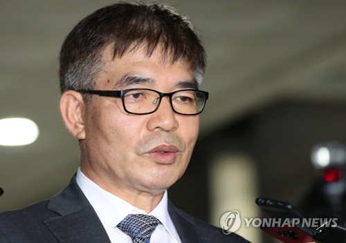인터뷰하는 김칠준 변호사