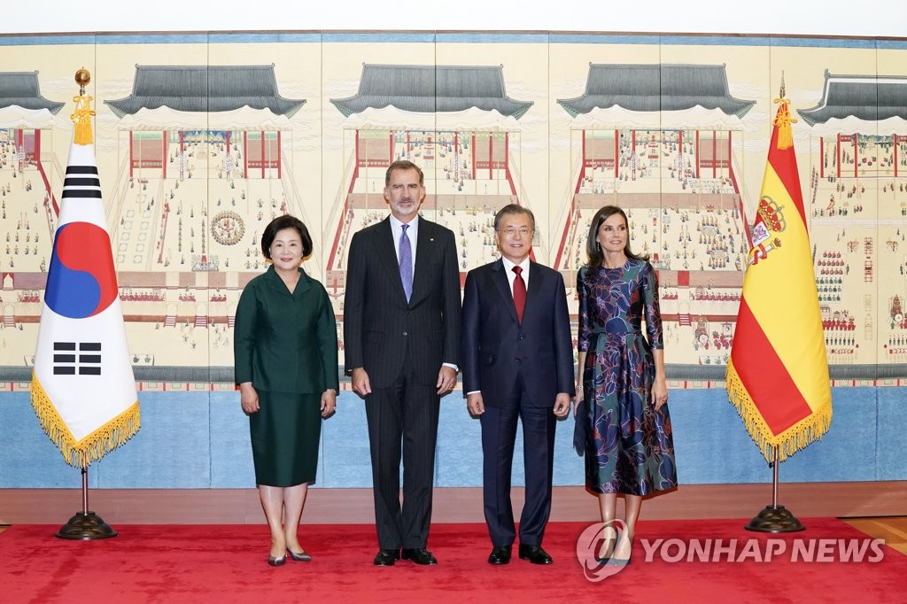 President welcomes Spanish royals at Cheong Wa Dae President welcomes Spanish royals at Cheong Wa Dae