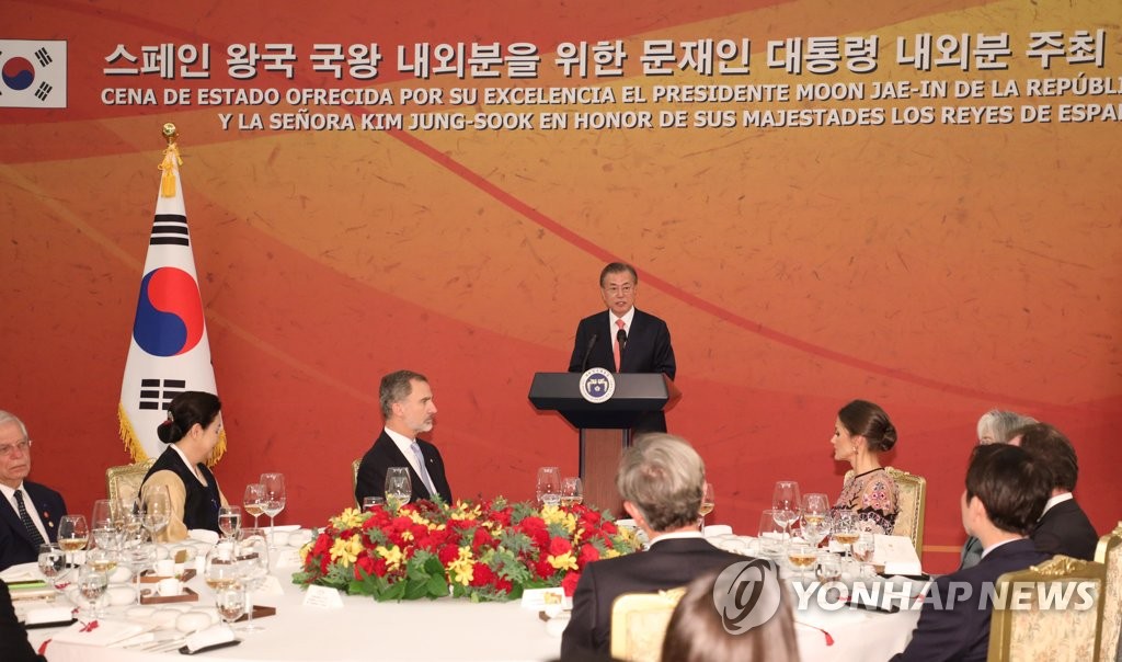 건배사 하는 문 대통령