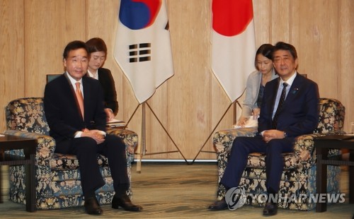아베 총리와 면담하는 이낙연 총리