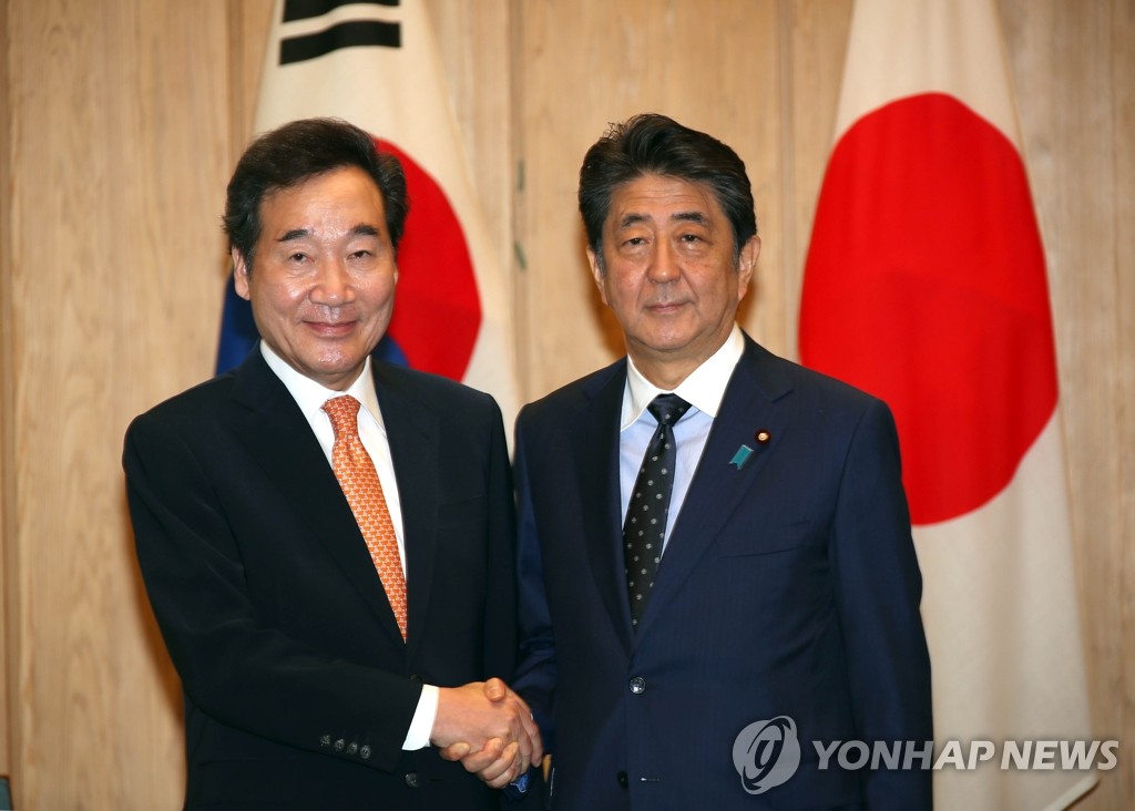아베 총리와 악수하는 이낙연 총리